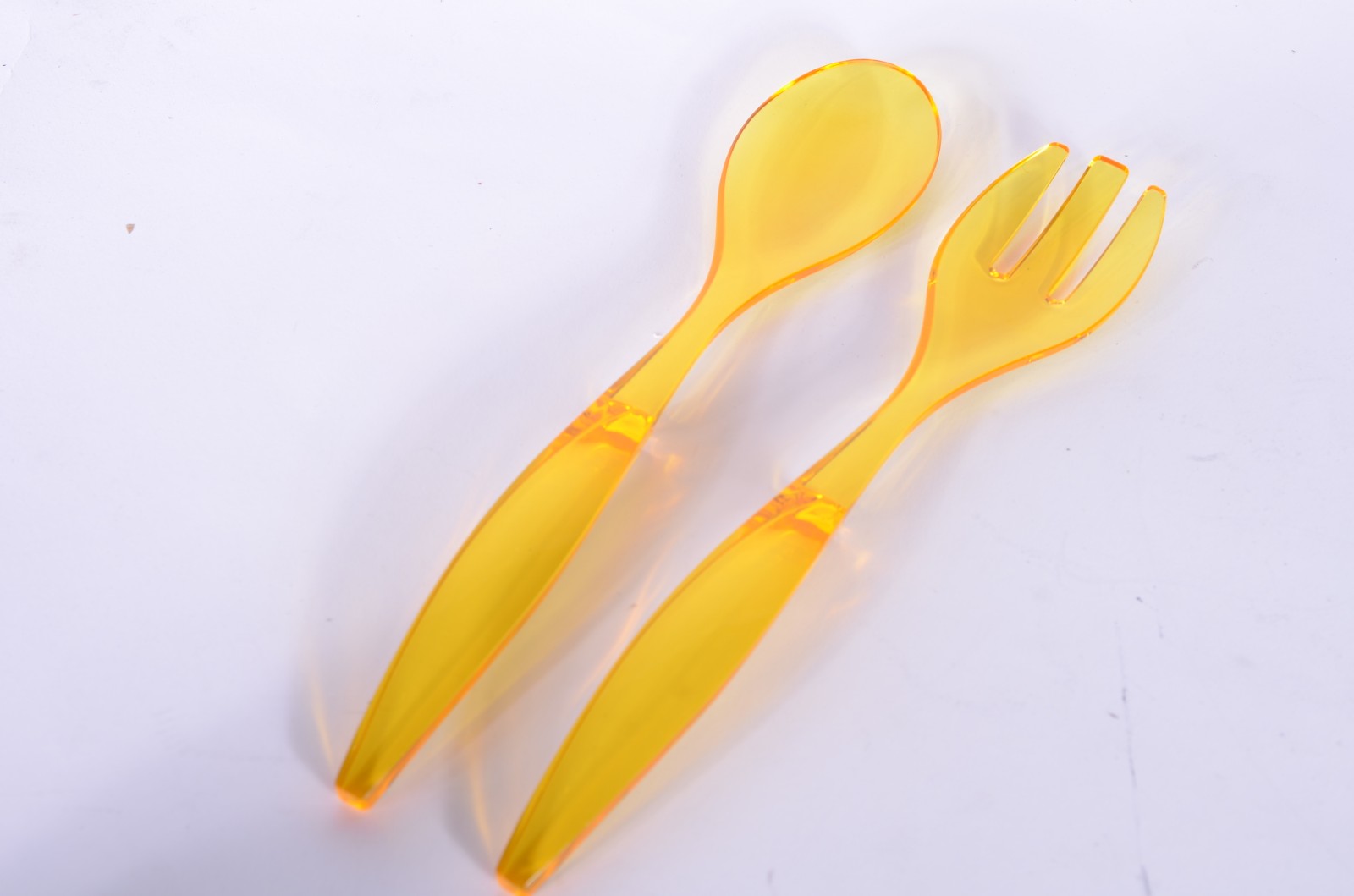 Diversas peças, sendo: 3 jarras para água de metal prateado e... - foto 8 de 9