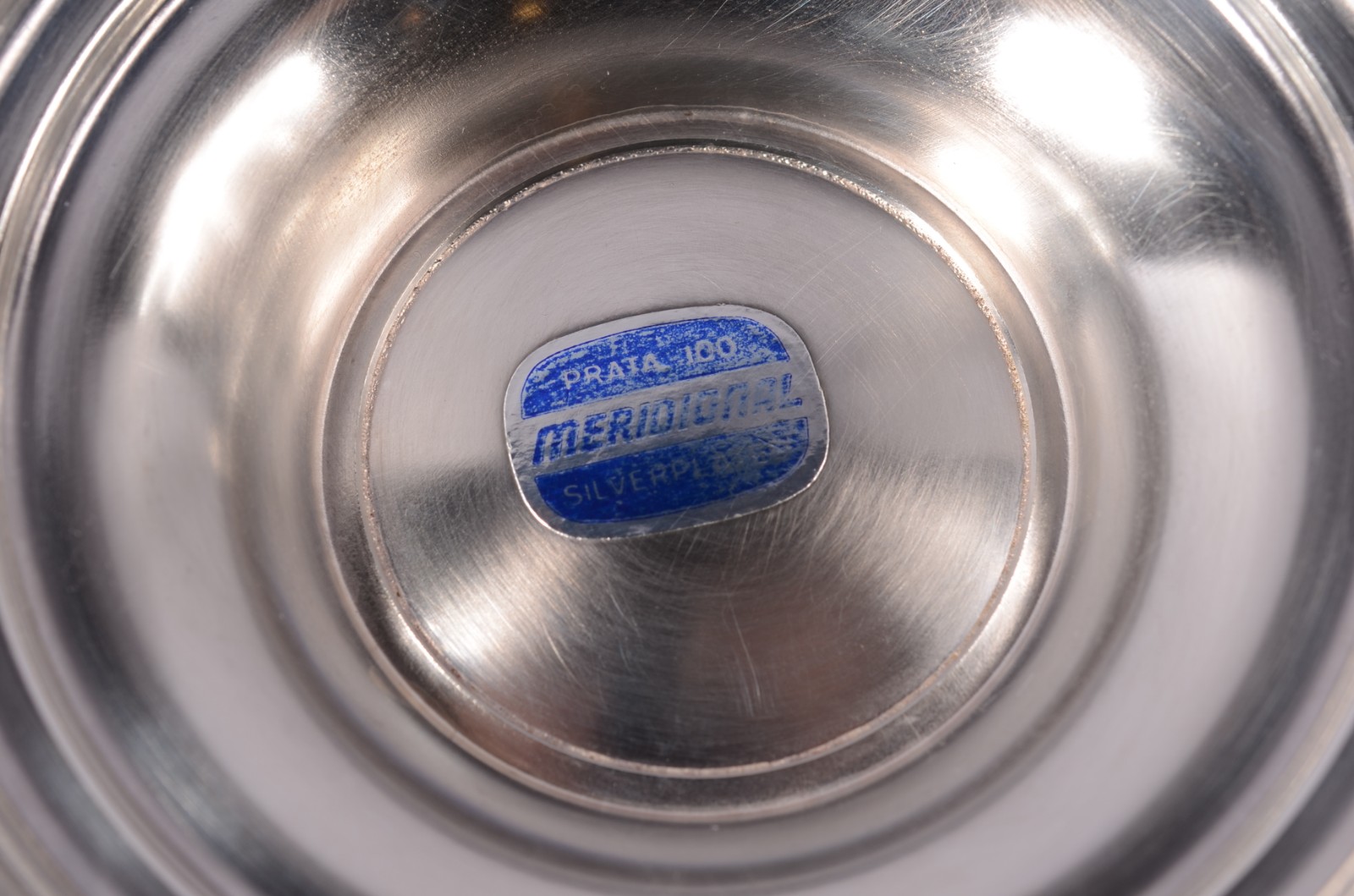 Diversas peças, sendo: 3 jarras para água de metal prateado e... - foto 9 de 9