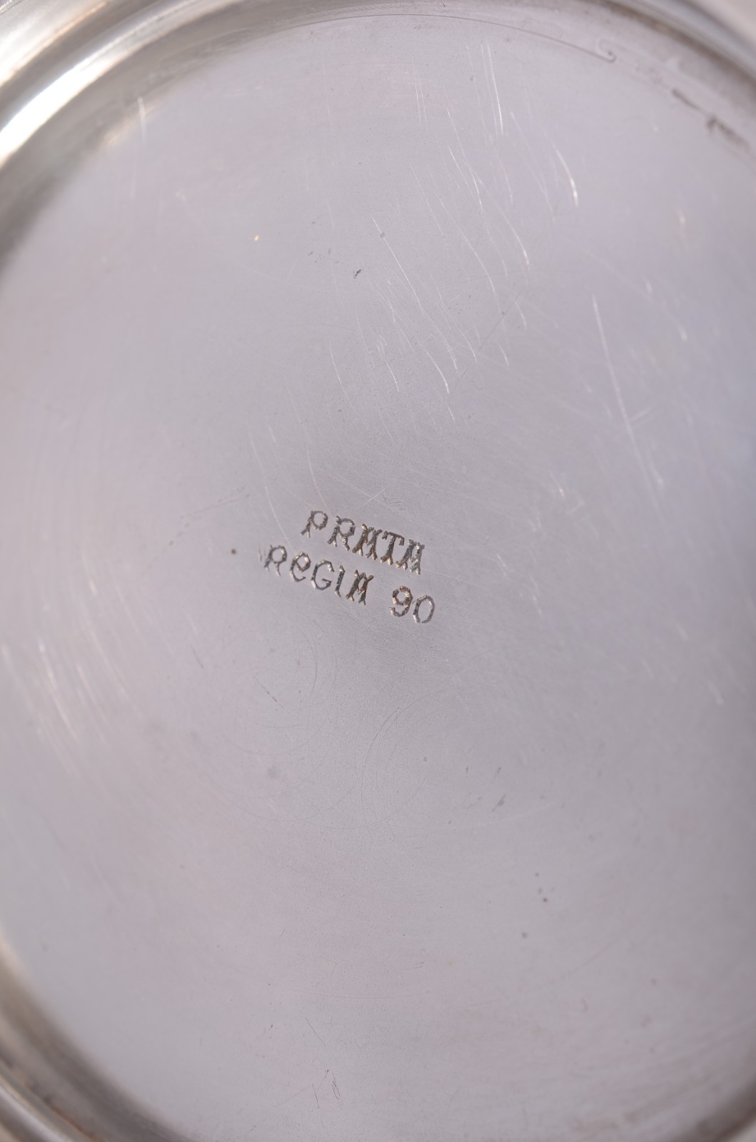 Diversas peças de metal e vidro, sendo: fruteira de pé alto com borda... - foto 11 de 11