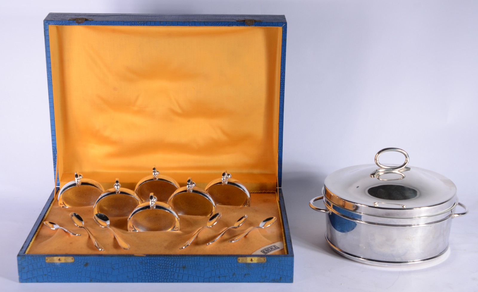 Conjunto com 6 taças de metal prateado para sorvete com colheres, no... - foto 1 de 11