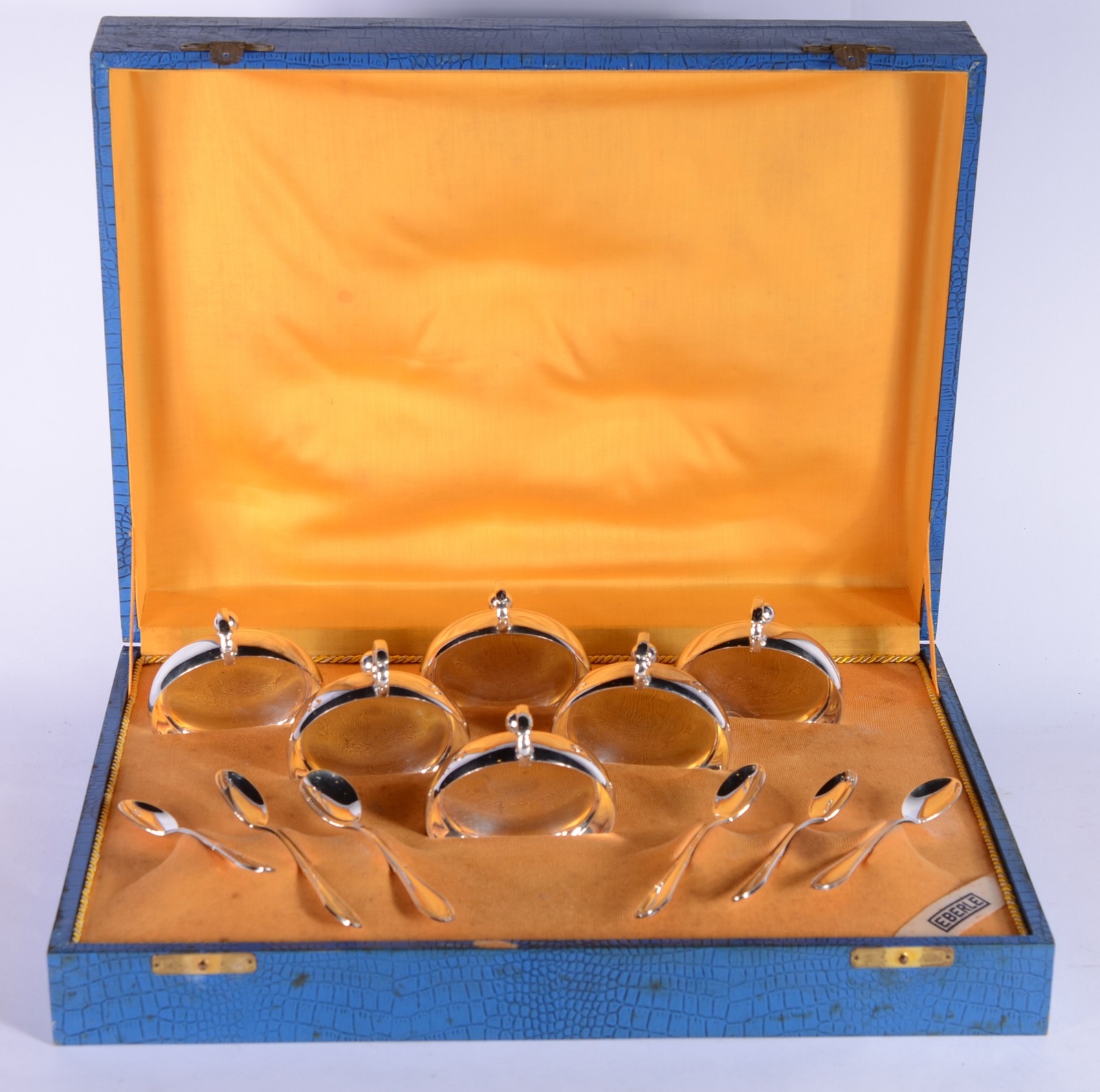 Conjunto com 6 taças de metal prateado para sorvete com colheres, no... - foto 2 de 11
