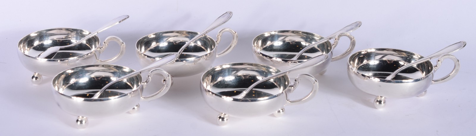 Conjunto com 6 taças de metal prateado para sorvete com colheres, no... - foto 4 de 11