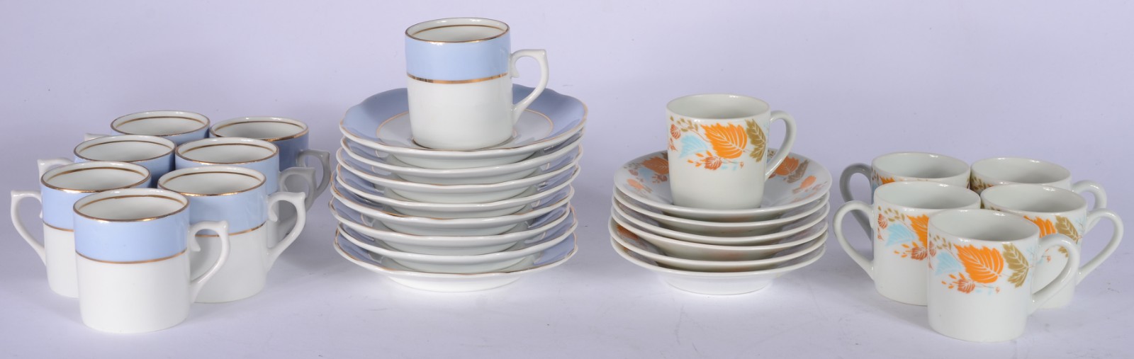 Dois conjuntos para café, sendo: serviço de porcelana Schmidt com... - foto 1 de 6