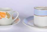Dois conjuntos para café, sendo: serviço de por... - Dois conjuntos para café, sendo: serviço de porcelana Schmidt com tarja azul e friso prateado, composto de: 8 xícaras com pires, e outro serviço...