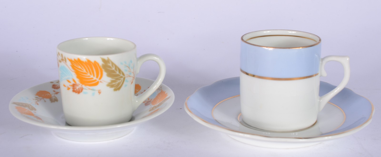 Dois conjuntos para café, sendo: serviço de porcelana Schmidt com... - foto 2 de 6