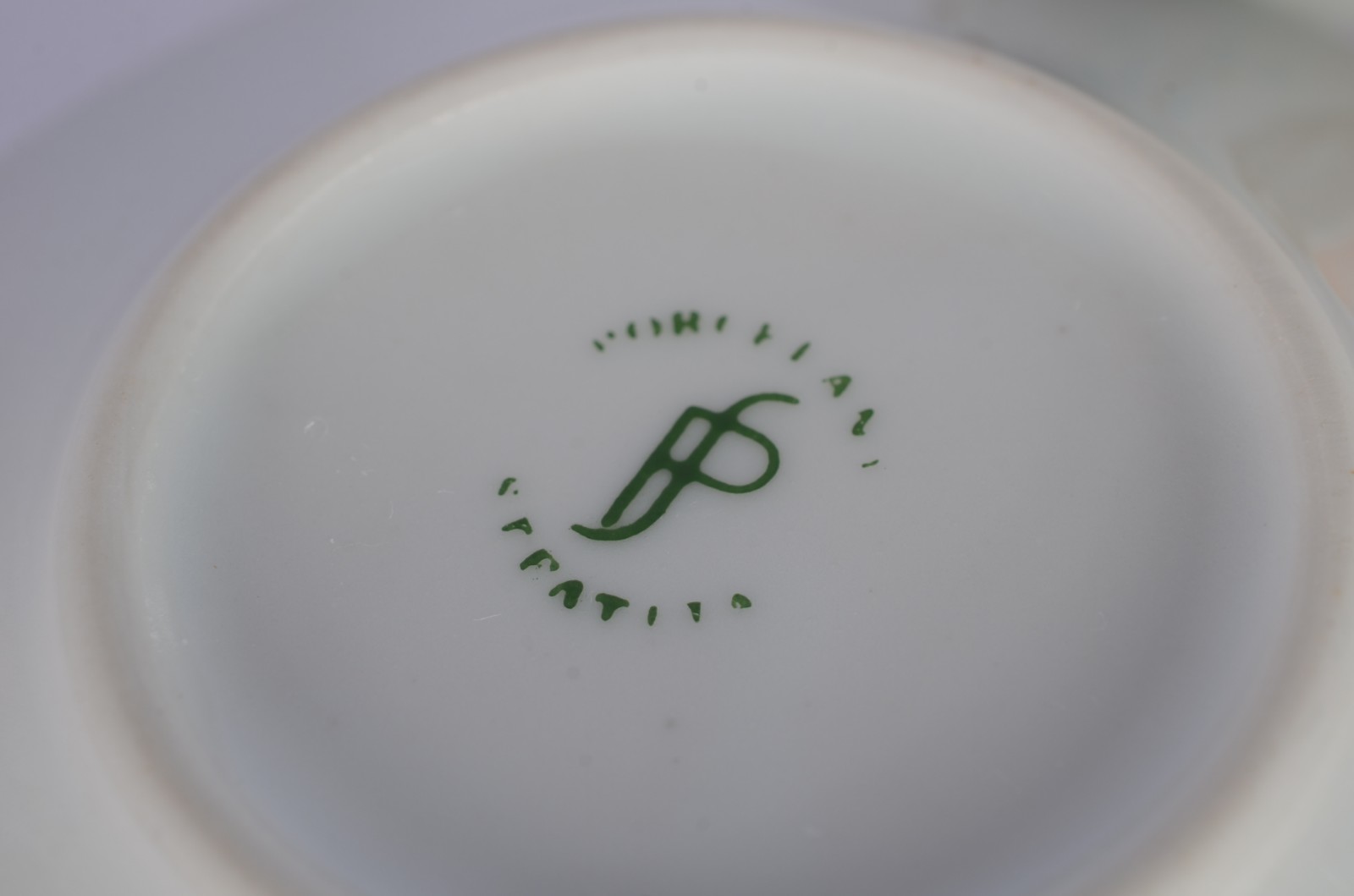Dois conjuntos para café, sendo: serviço de porcelana Schmidt com... - foto 4 de 6