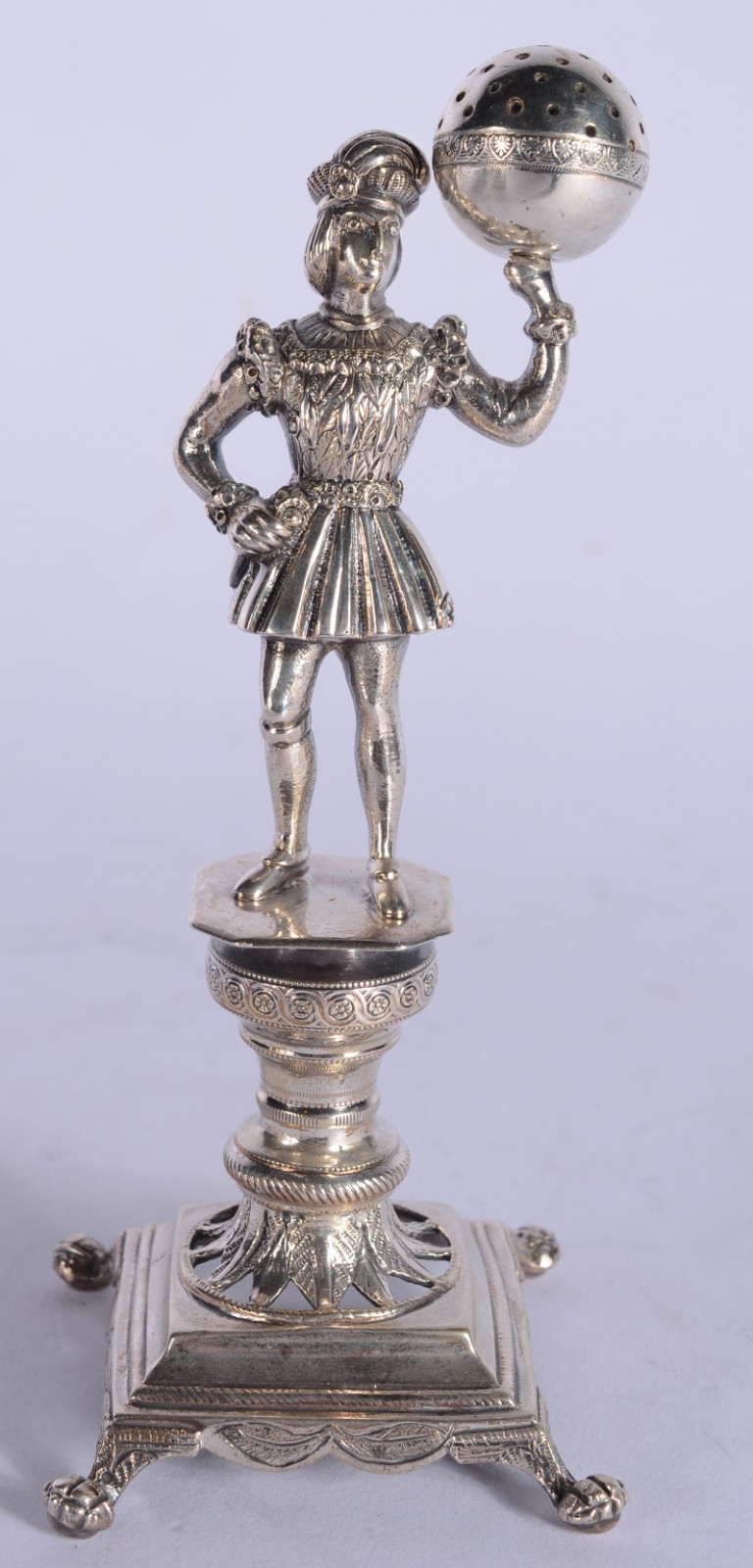 Paliteiro de prata representando figura de nobre com globo. Peso da... - foto 1 de 8