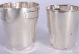 Dois copos de prata. Pequenos amassados. Peso d... - Dois copos de prata. Pequenos amassados. Peso da prata: 130 g.  (Por motivos de segurança a peça não se encontra na loja).