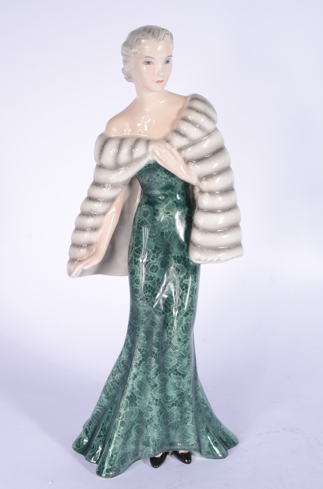 Escultura de porcelana austríaca policromada representando dama com... - foto 1 de 7