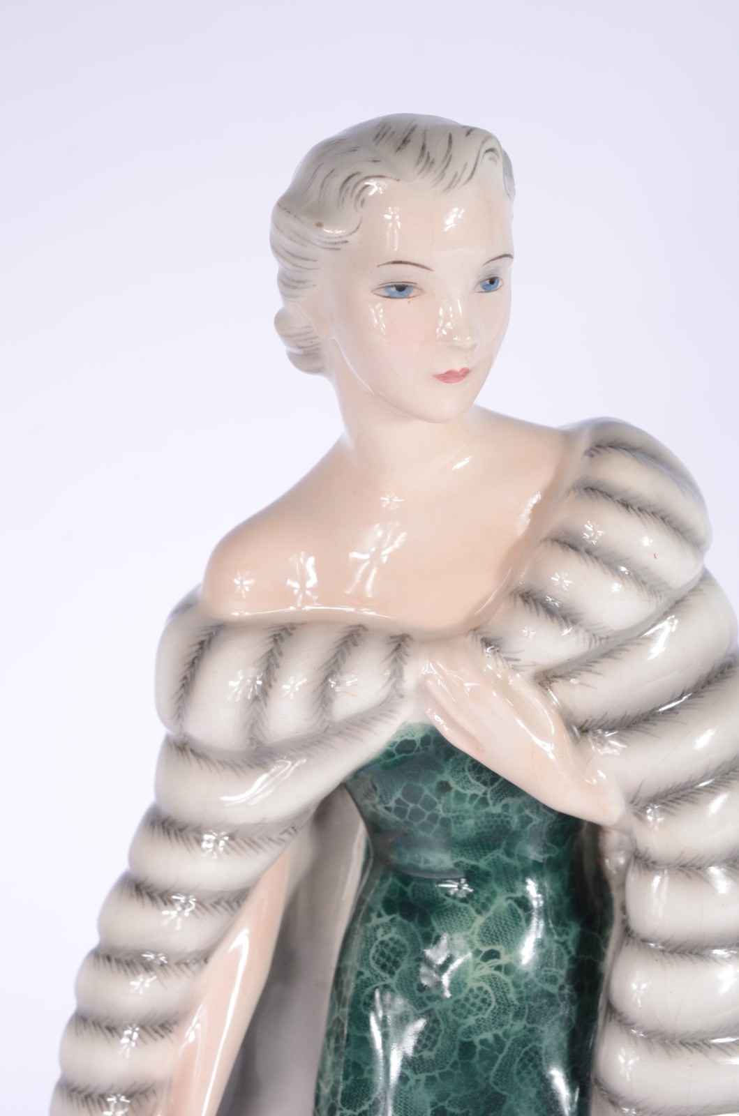 Escultura de porcelana austríaca policromada representando dama com... - foto 2 de 7