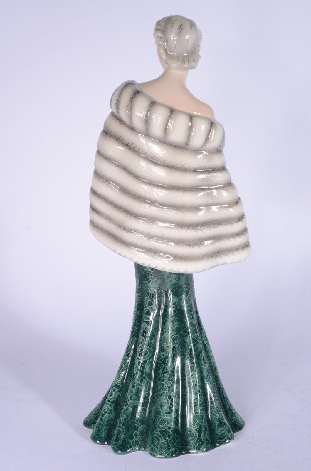 Escultura de porcelana austríaca policromada representando dama com... - foto 5 de 7
