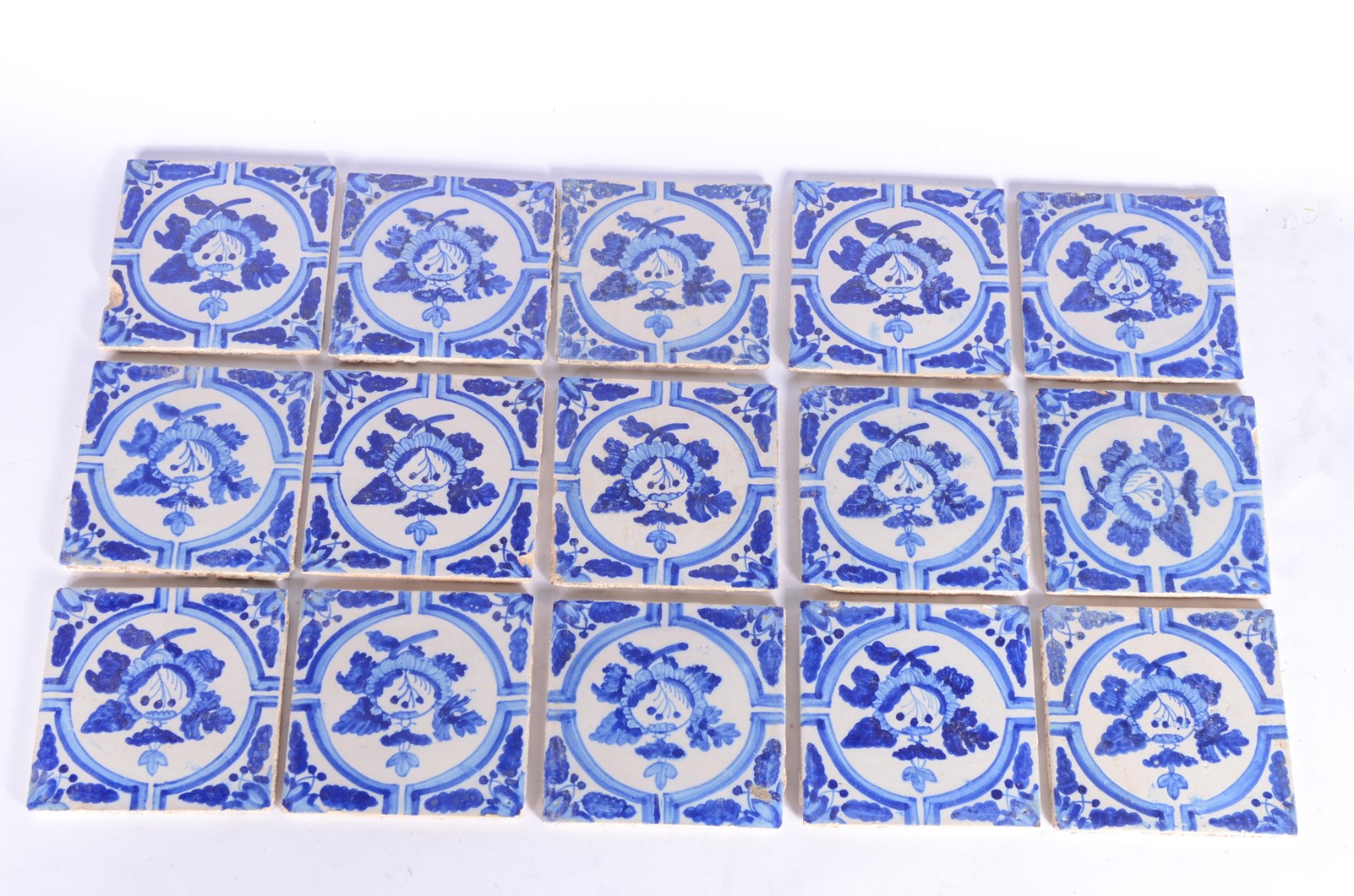 Lote com 15 azulejos do século XVIII decorados com guirlandas azuis e... - foto 1 de 4