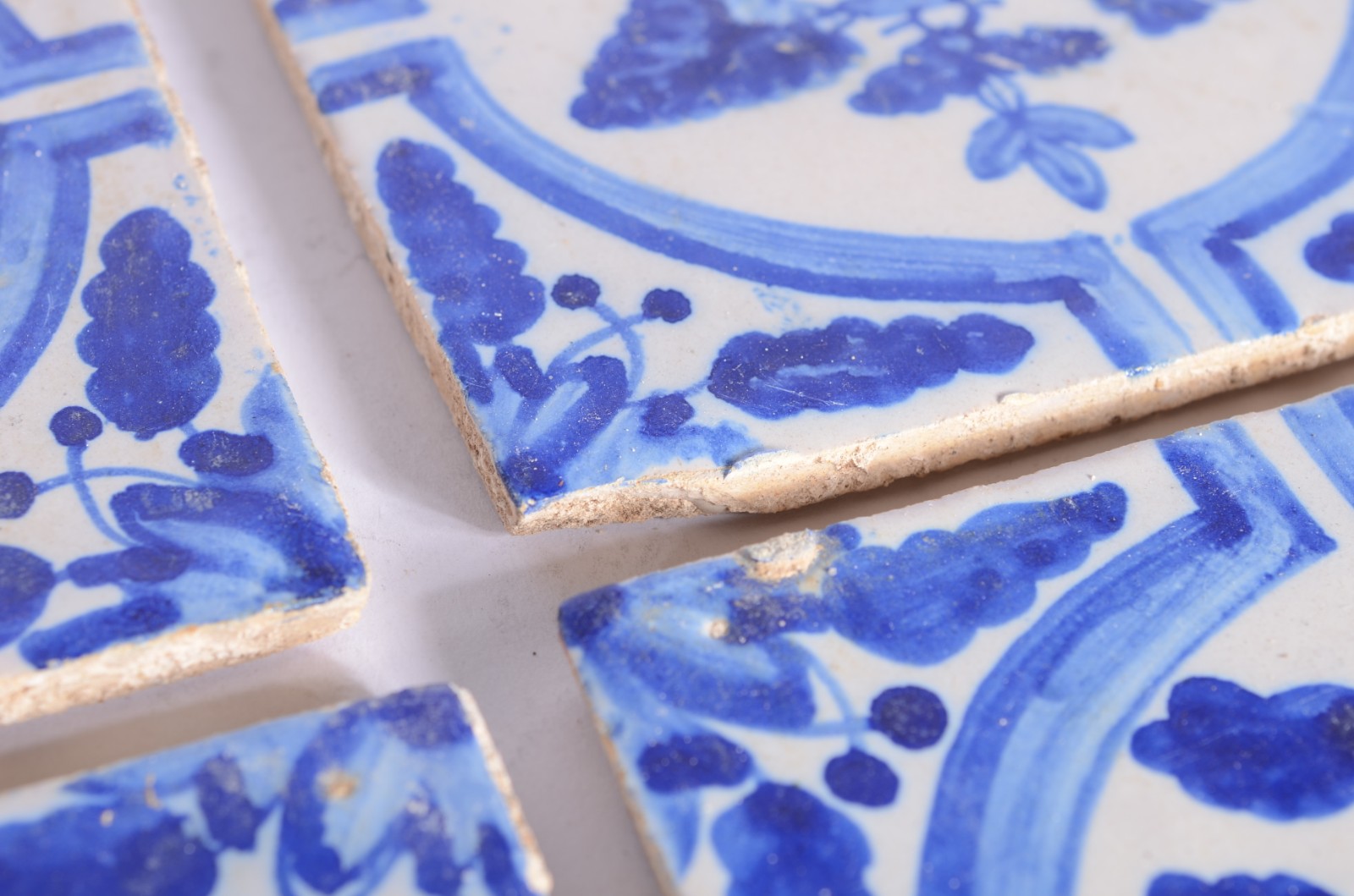 Lote com 15 azulejos do século XVIII decorados com guirlandas azuis e... - foto 2 de 4
