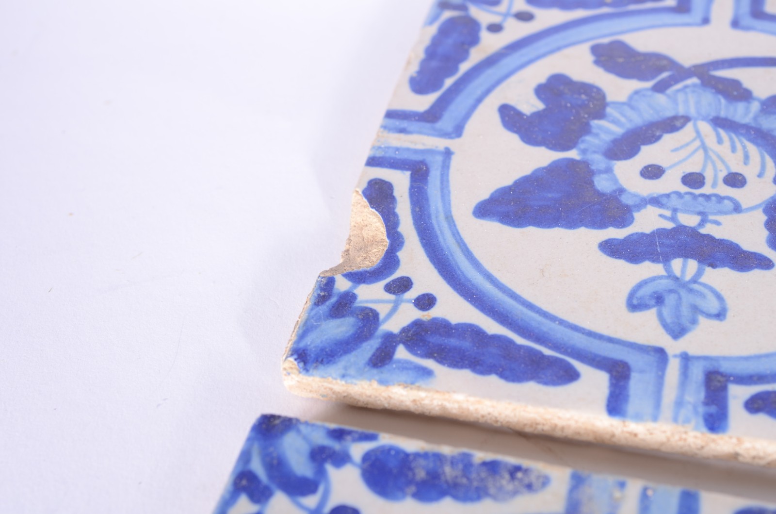 Lote com 15 azulejos do século XVIII decorados com guirlandas azuis e... - foto 3 de 4