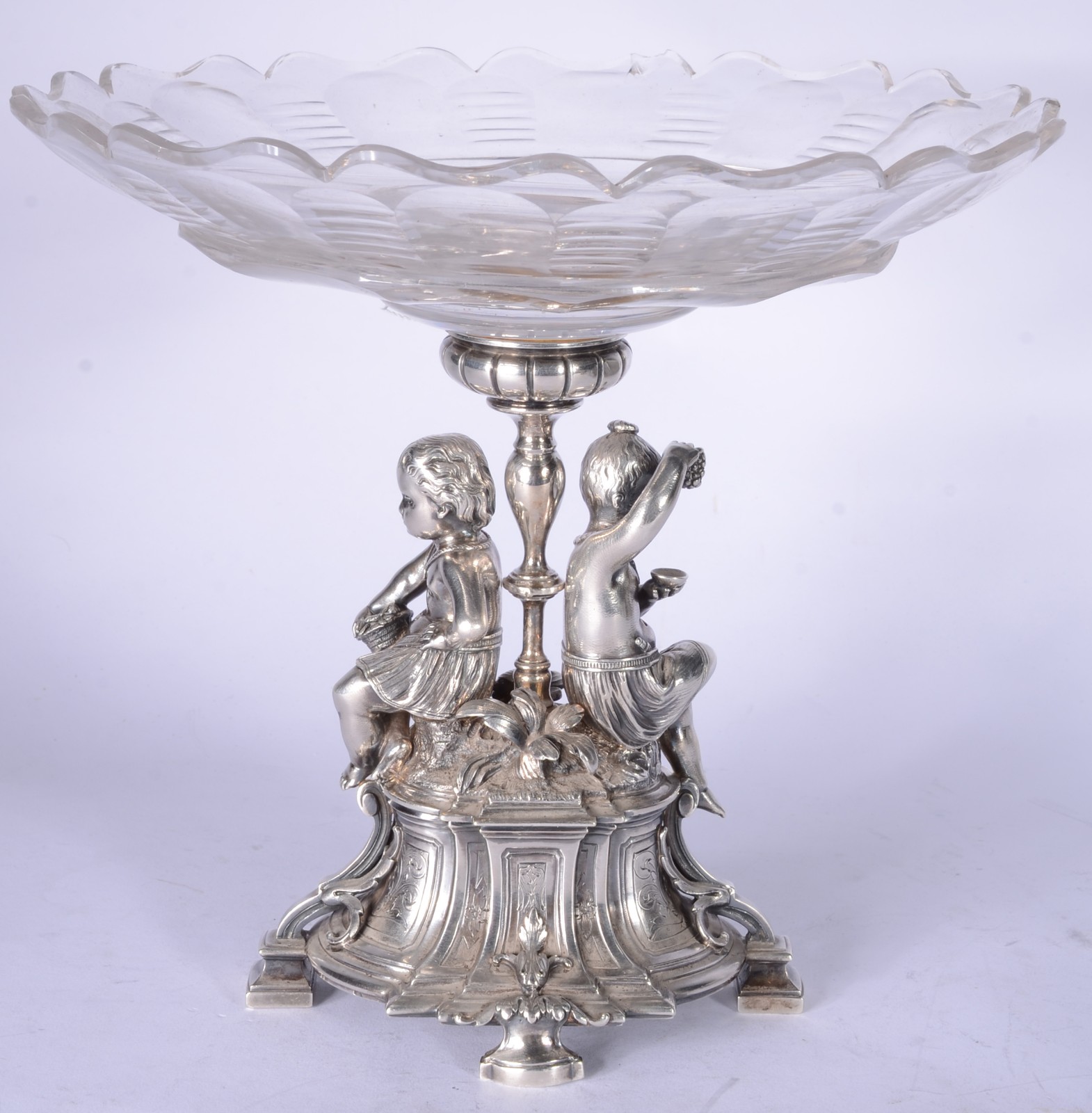 Fruteira com base de prata contrastada, base com figuras de casal de... - foto 1 de 7