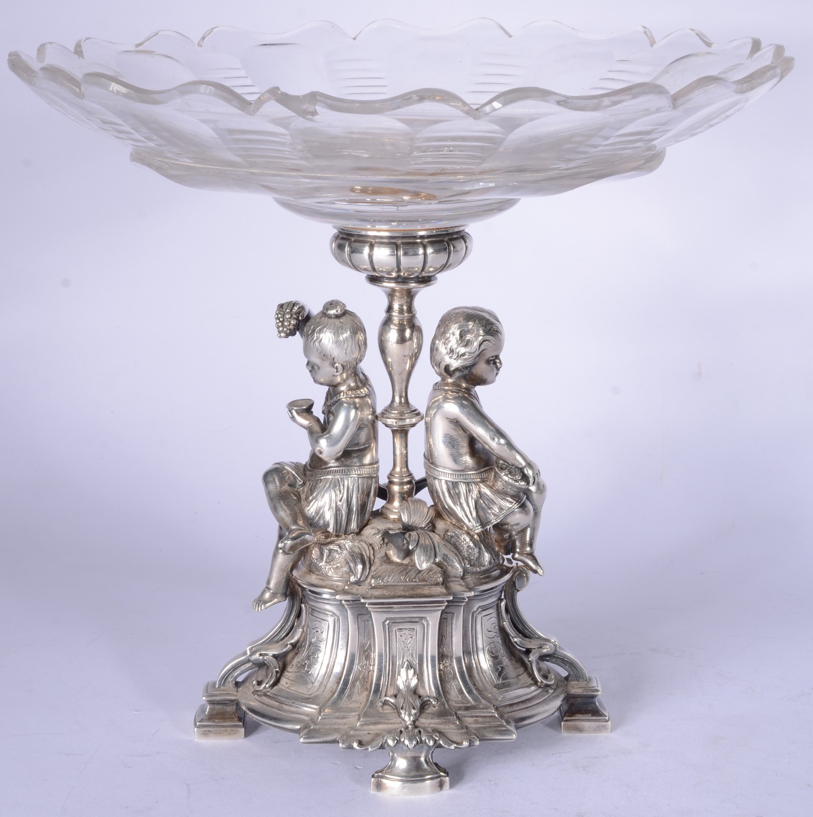 Fruteira com base de prata contrastada, base com figuras de casal de... - foto 2 de 7