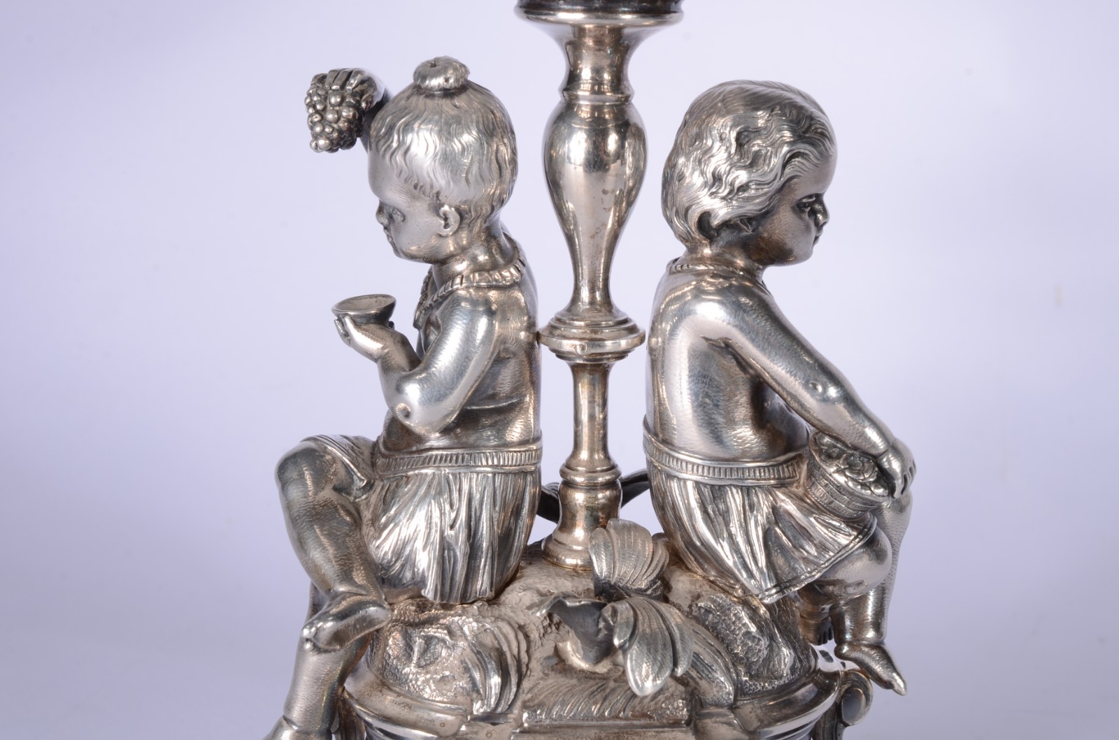 Fruteira com base de prata contrastada, base com figuras de casal de... - foto 4 de 7
