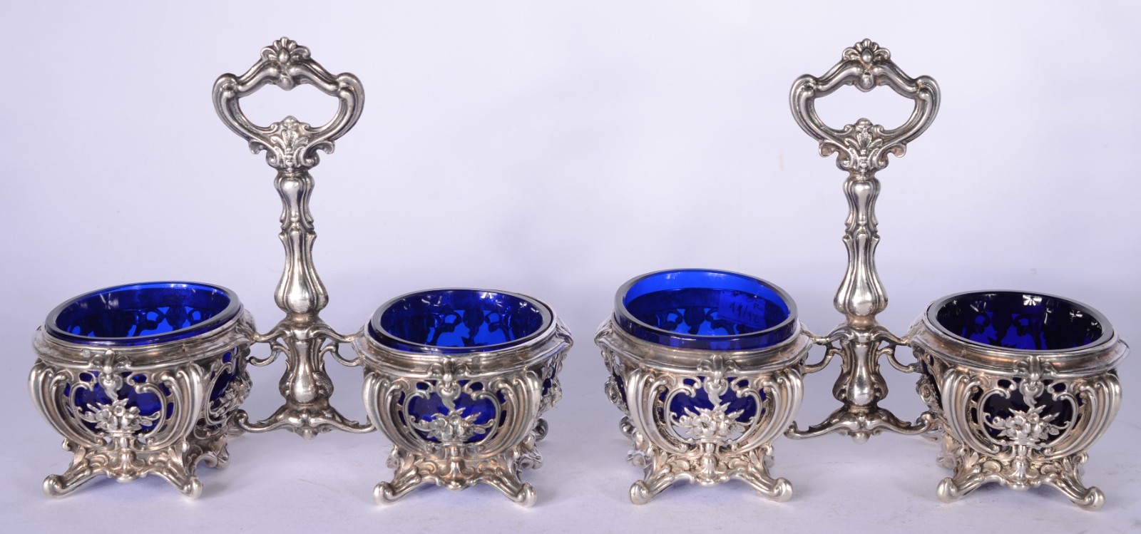 Par de saleiros de prata com recipientes internos de cristal azul... - foto 1 de 5