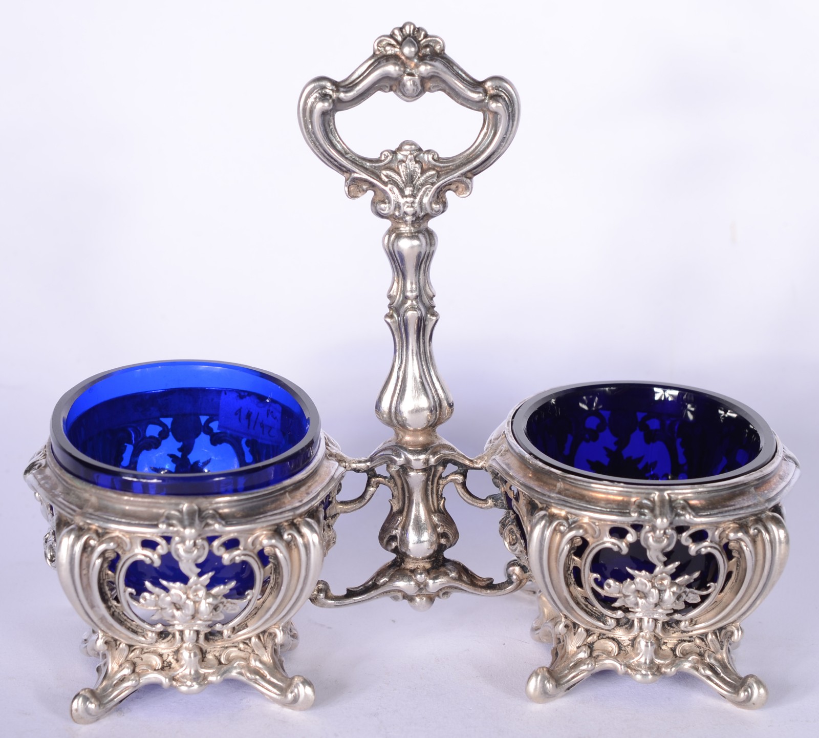 Par de saleiros de prata com recipientes internos de cristal azul... - foto 2 de 5