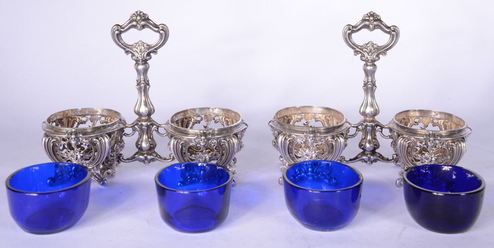 Par de saleiros de prata com recipientes internos de cristal azul... - foto 4 de 5