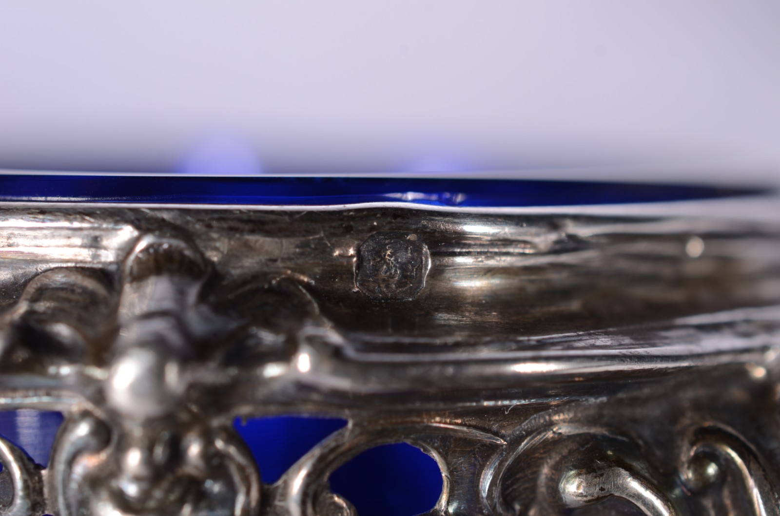 Par de saleiros de prata com recipientes internos de cristal azul... - foto 5 de 5