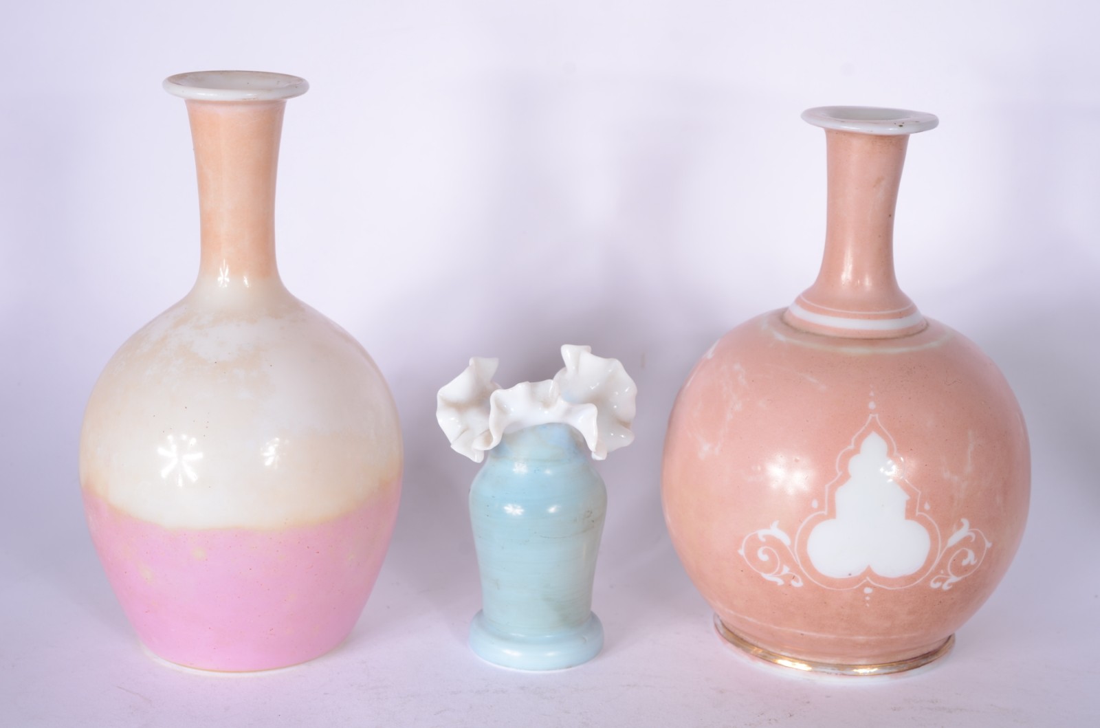 Três peças diversas de opalina, sendo: 2 garrafas decoradas com... - foto 6 de 7