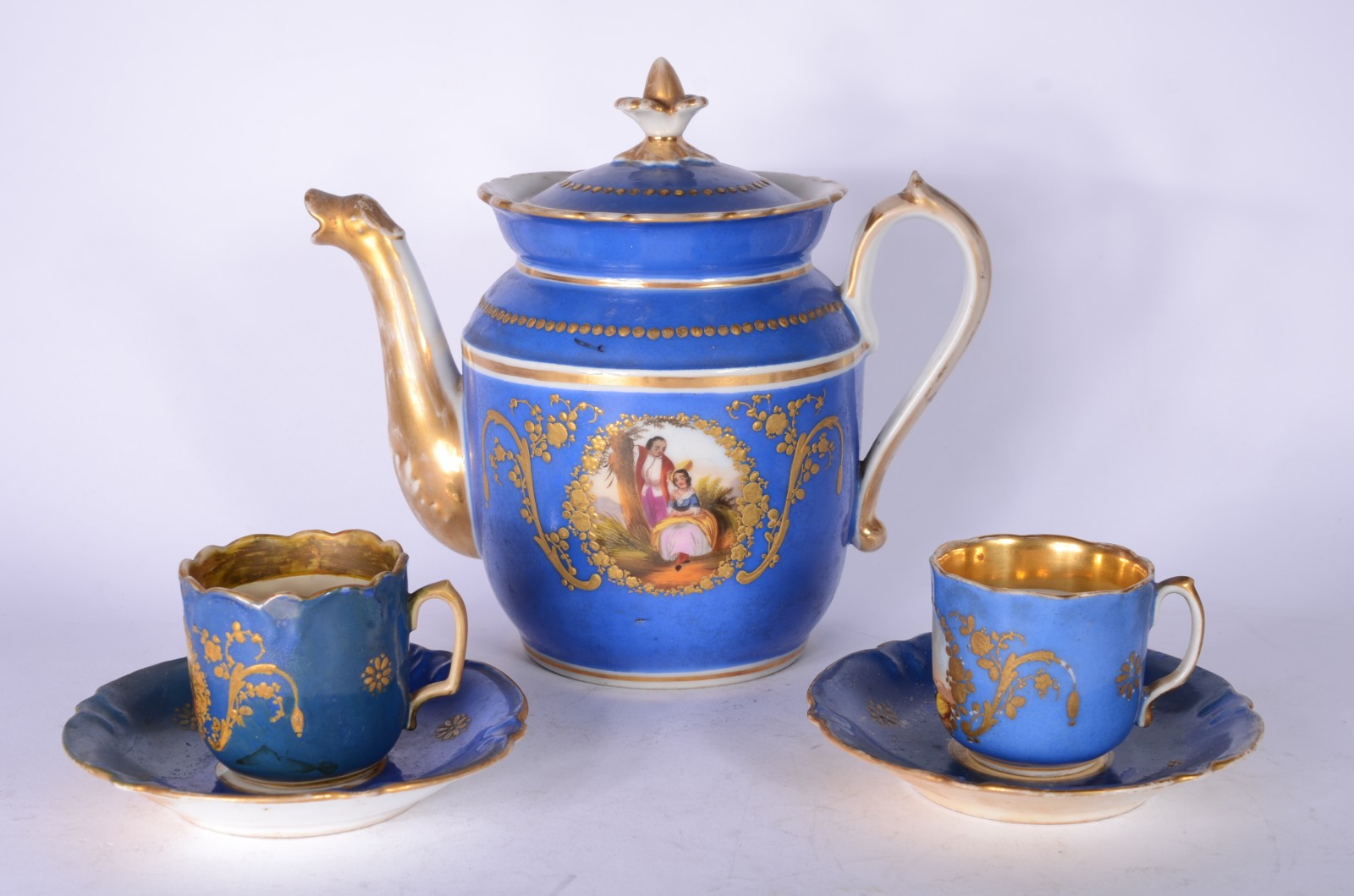 Conjunto de bule e duas xícaras para café com pires. (pires com... - foto 1 de 8