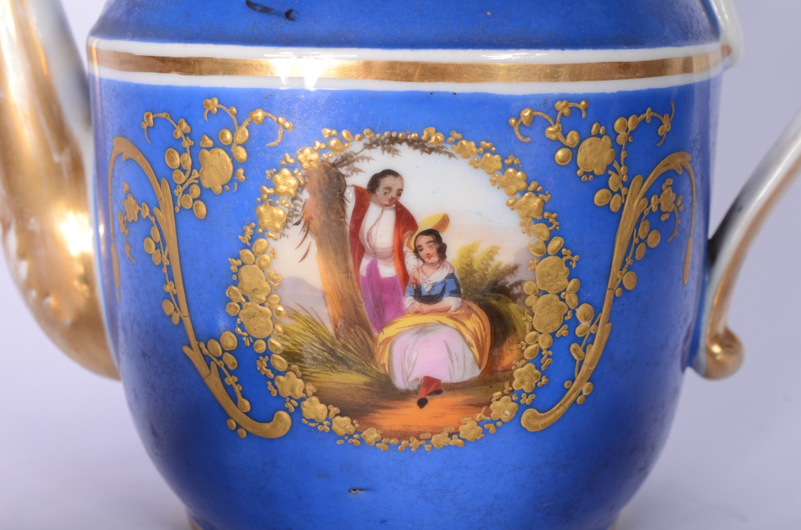 Conjunto de bule e duas xícaras para café com pires. (pires com... - foto 2 de 8