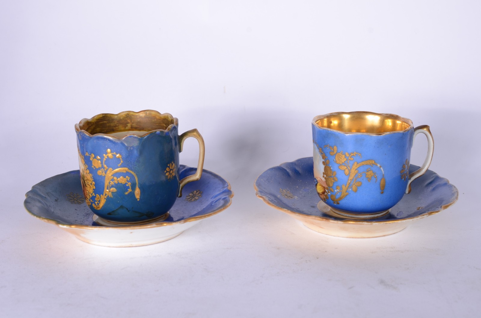 Conjunto de bule e duas xícaras para café com pires. (pires com... - foto 4 de 8