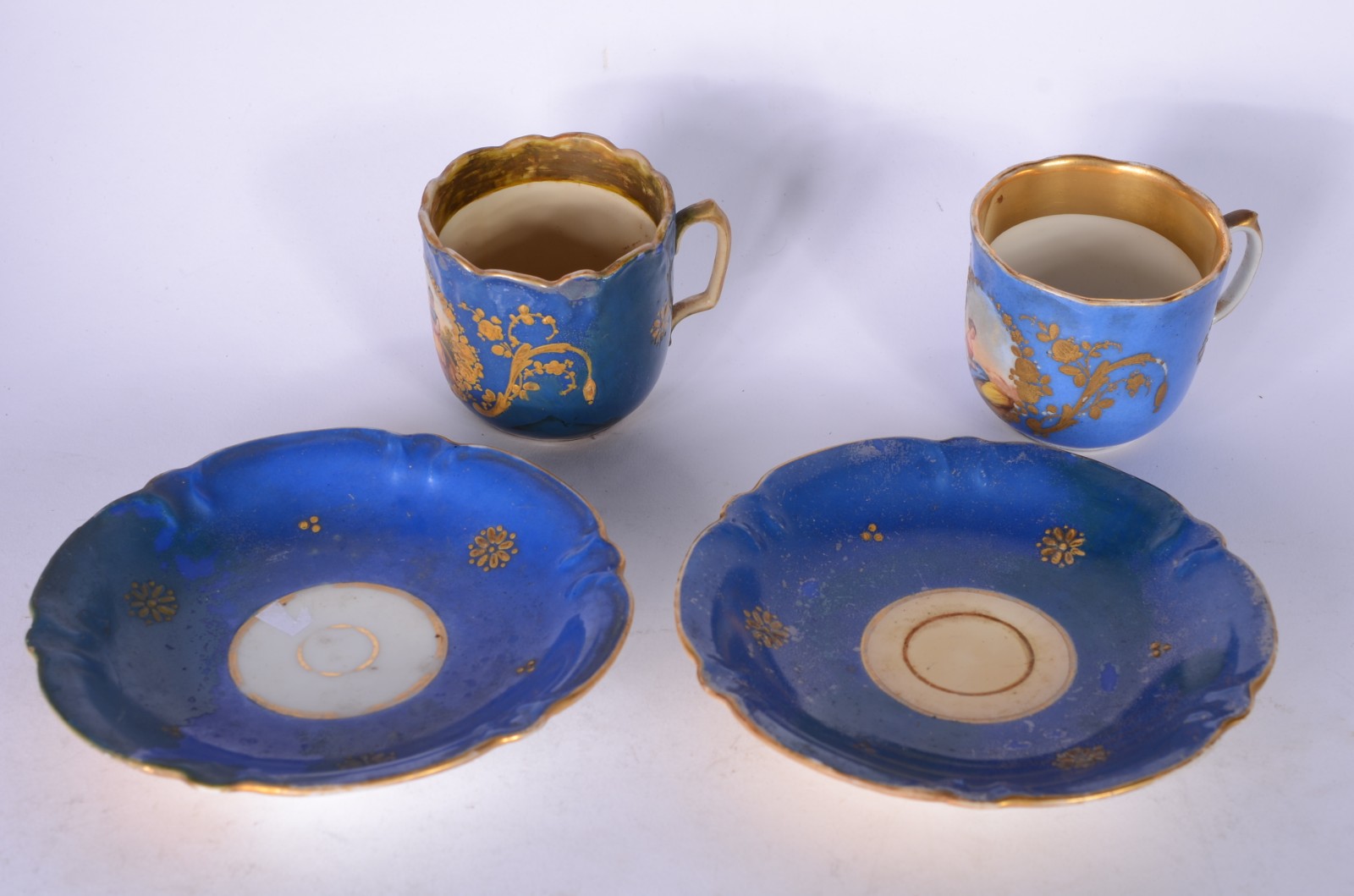 Conjunto de bule e duas xícaras para café com pires. (pires com... - foto 5 de 8