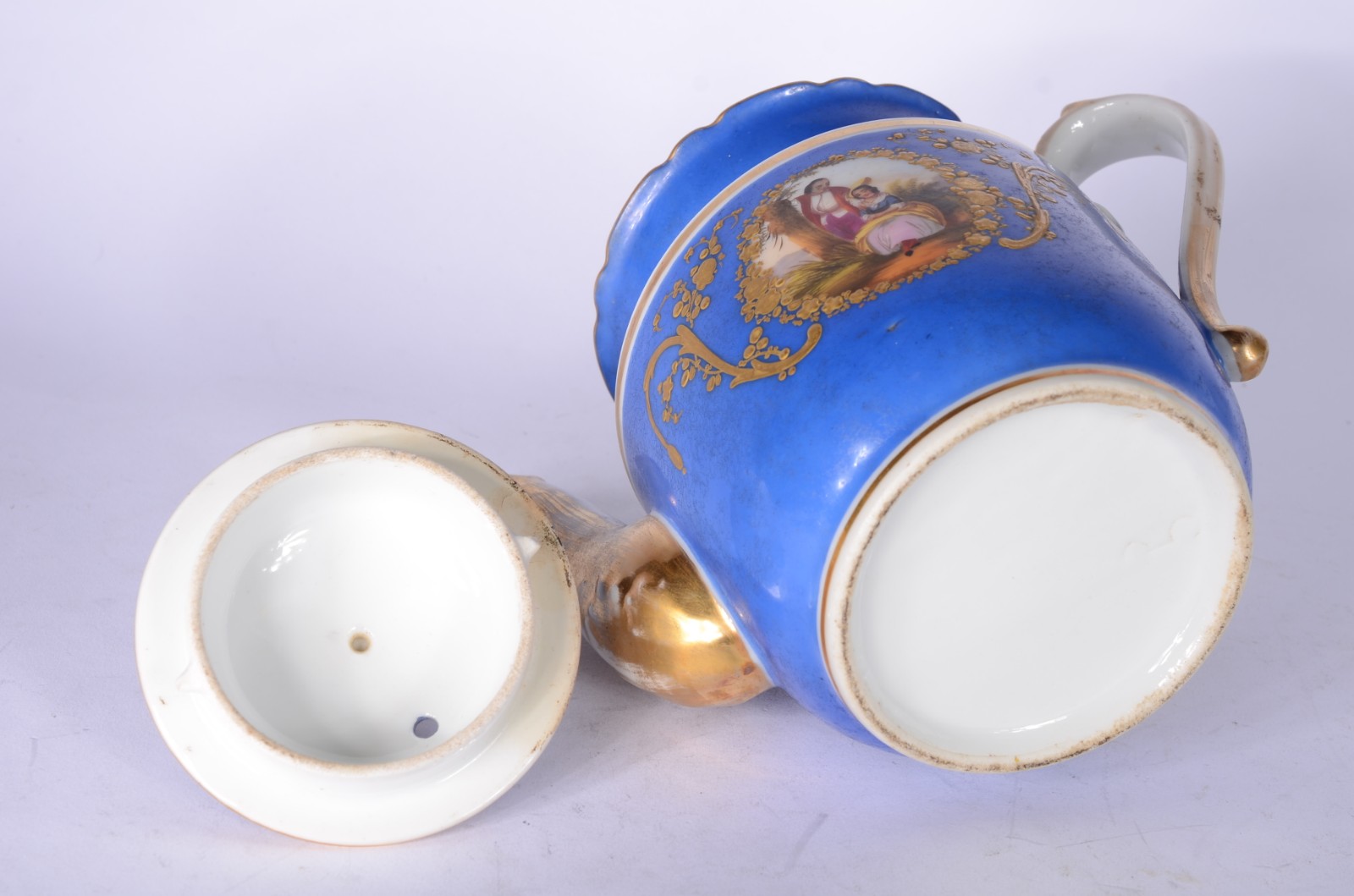 Conjunto de bule e duas xícaras para café com pires. (pires com... - foto 6 de 8