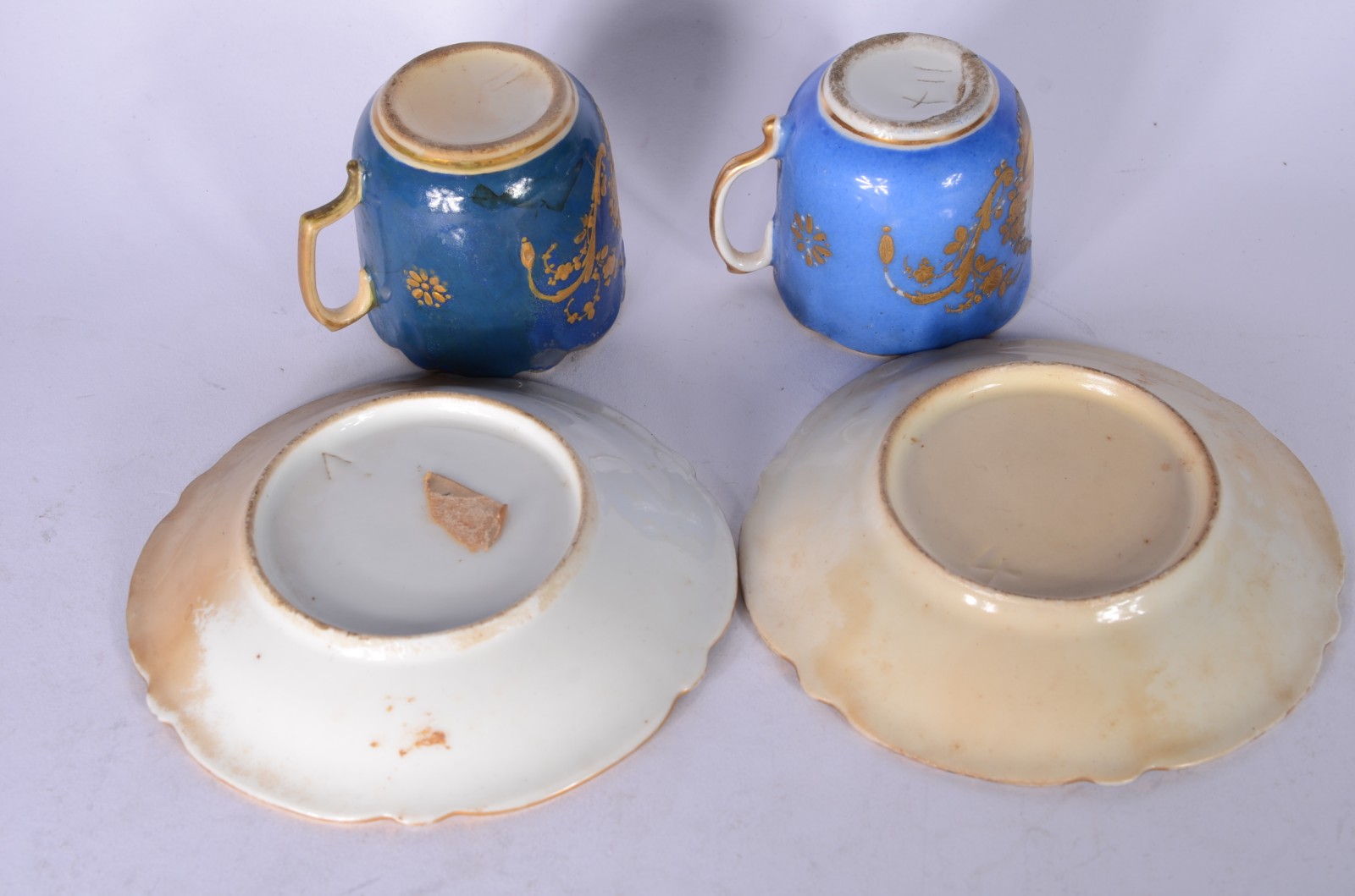 Conjunto de bule e duas xícaras para café com pires. (pires com... - foto 7 de 8