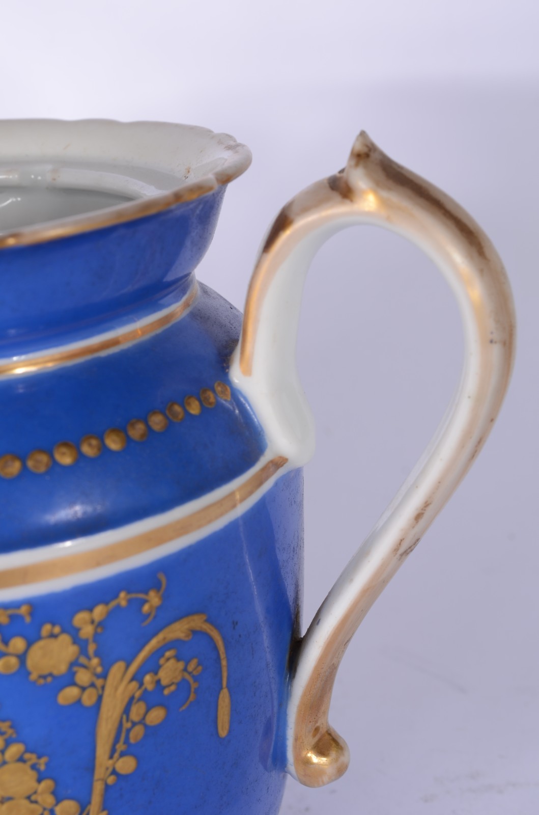 Conjunto de bule e duas xícaras para café com pires. (pires com... - foto 8 de 8