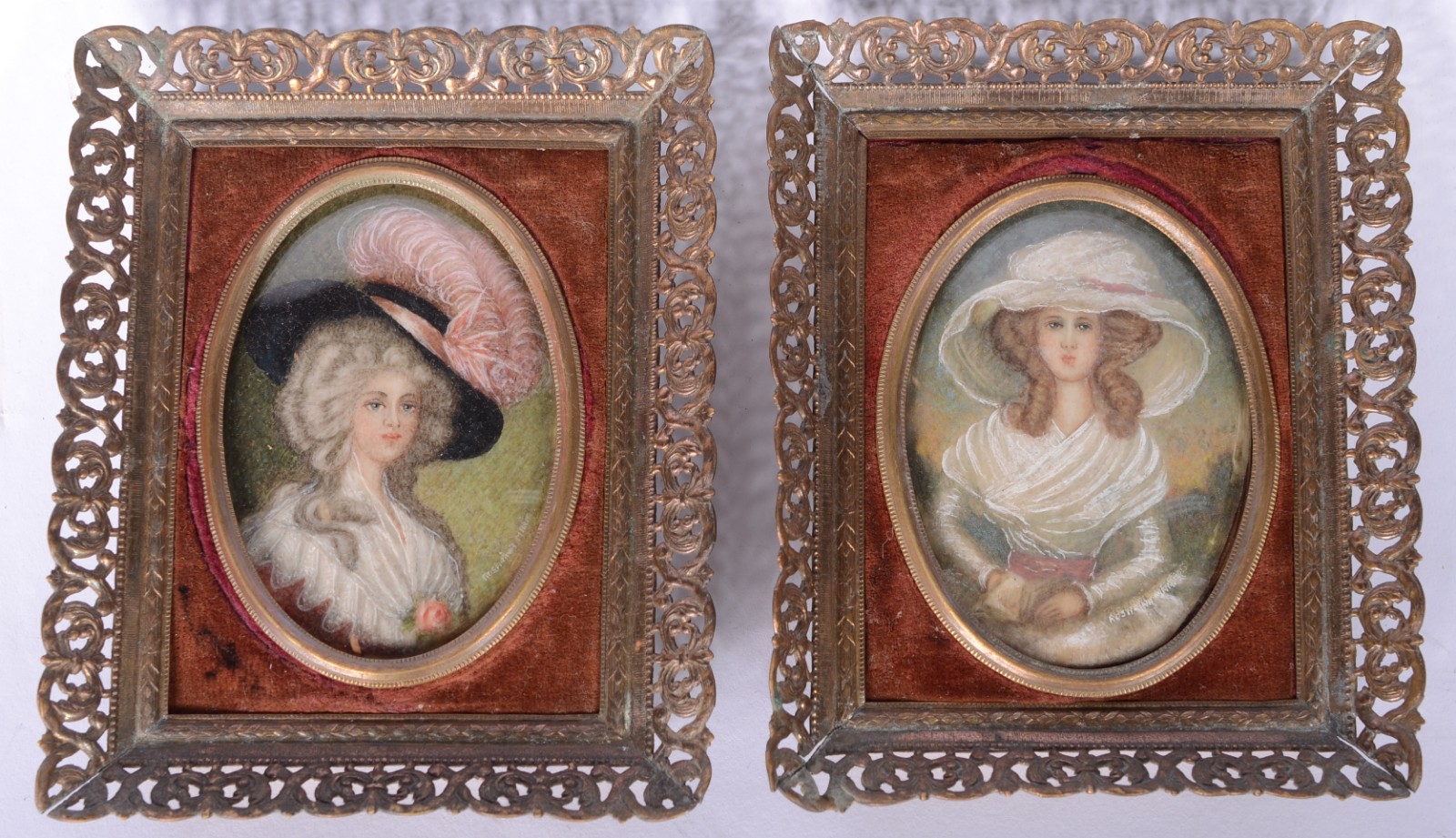 Duas placas miniaturas pintadas com figuras femininas em policromia... - foto 1 de 6