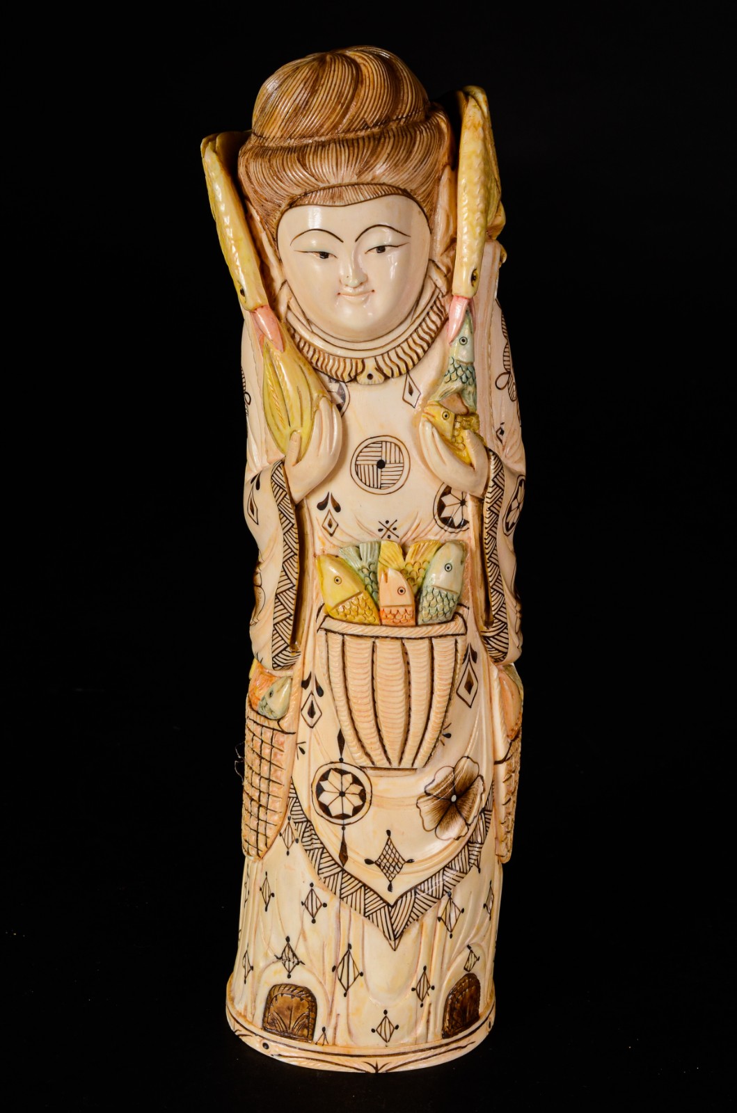 Escultura de marfim policromado representando figura feminina com... - foto 1 de 7