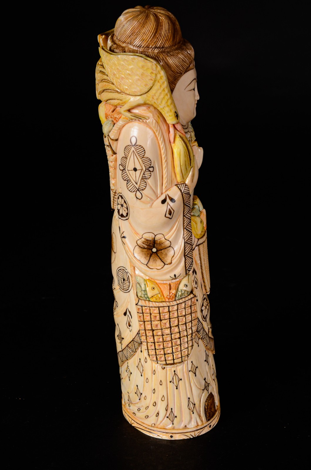 Escultura de marfim policromado representando figura feminina com... - foto 5 de 7
