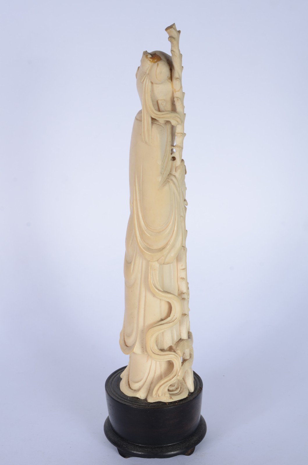 Escultura de marfim representando sábio com cajado, base de madeira... - foto 5 de 8