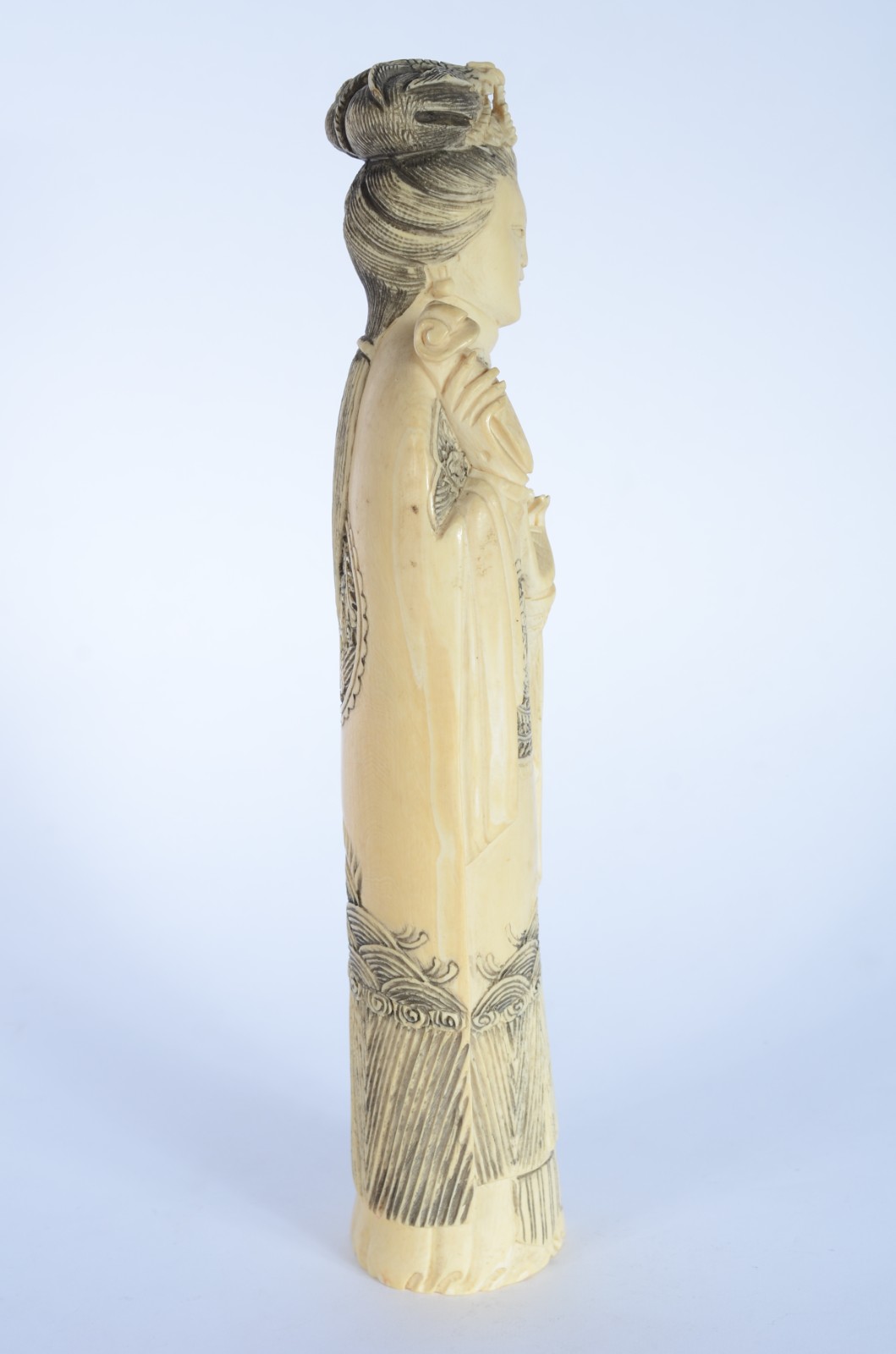 Antiga escultura chinesa em marfim representando imperatriz, vestindo... - foto 4 de 7