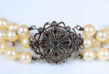 Colar pérolas tres voltas ( Mikimoto) com fecho... - Colar pérolas tres voltas ( Mikimoto) com fecho em ouro branco e brilhantes