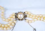 Colar pérolas tres voltas ( Mikimoto) com fecho... - Colar pérolas tres voltas ( Mikimoto) com fecho em ouro branco e brilhantes