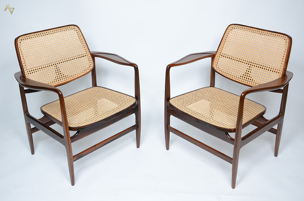 SERGIO RODRIGUES (1927/ 2014) - Par de poltronas Oscar Niemeyer em...