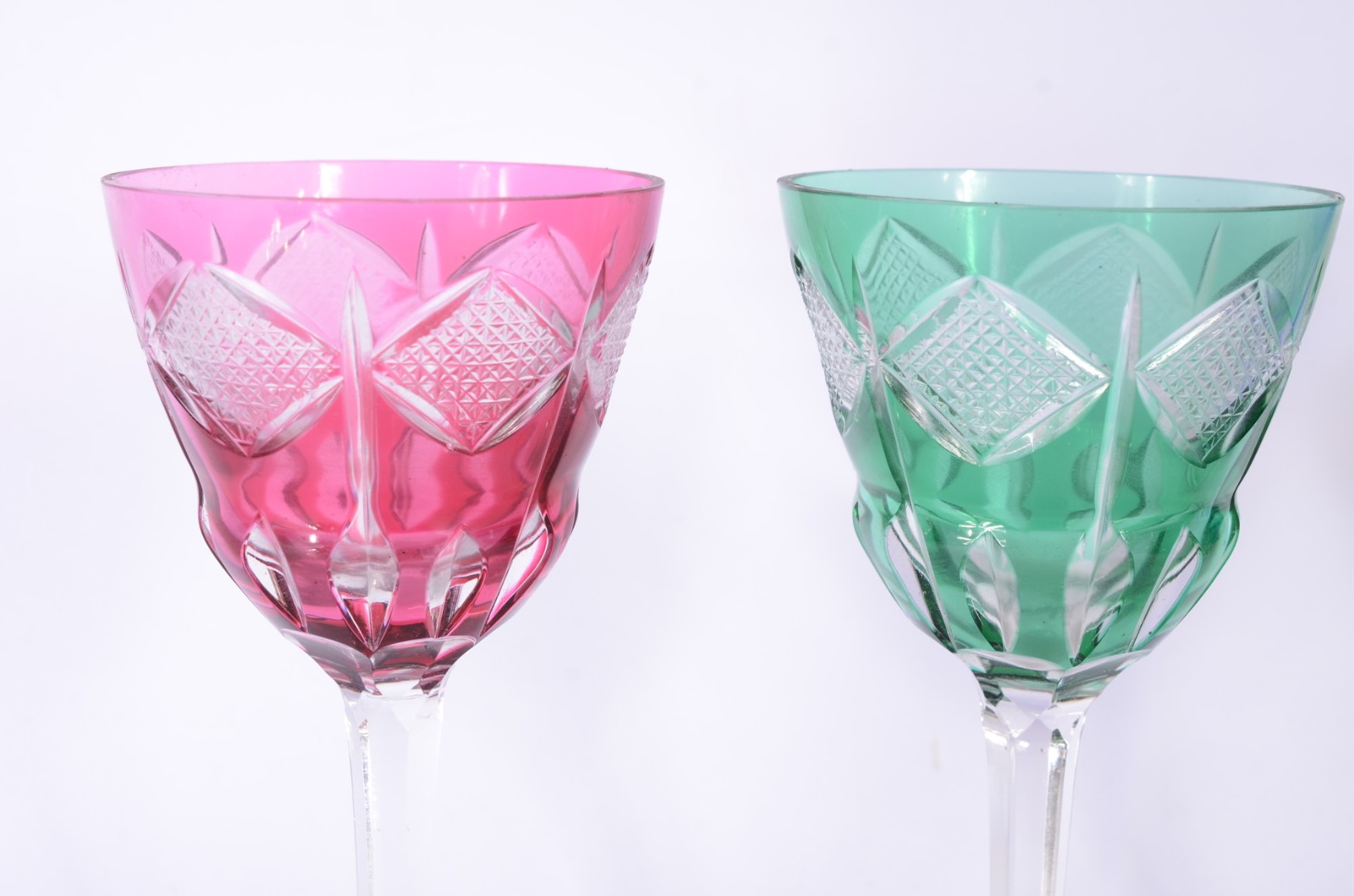 Quatro taças de cristal doublé lapidado em cores diversas. - foto 2 de 6
