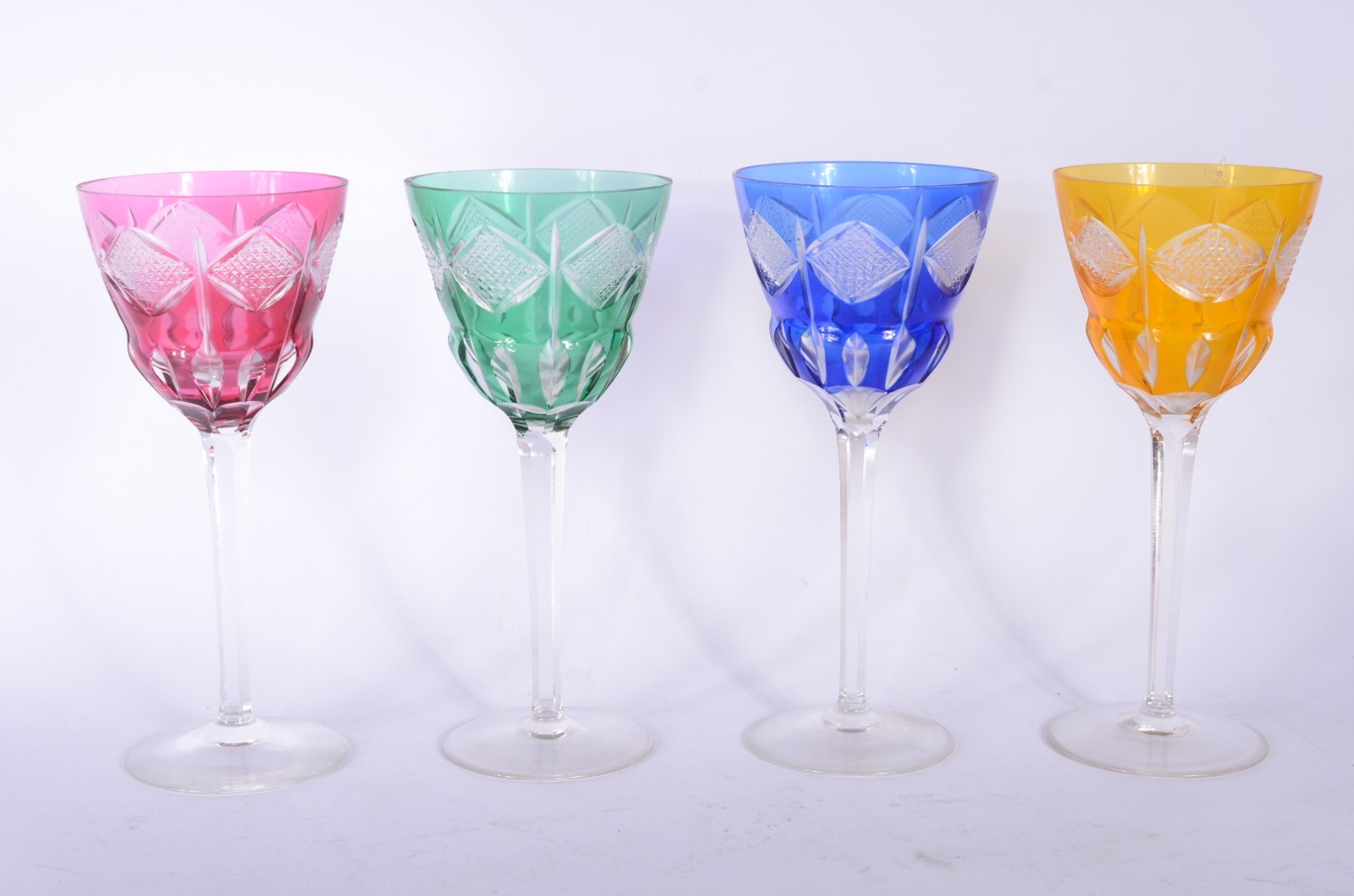 Quatro taças de cristal doublé lapidado em cores diversas. - foto 1 de 6