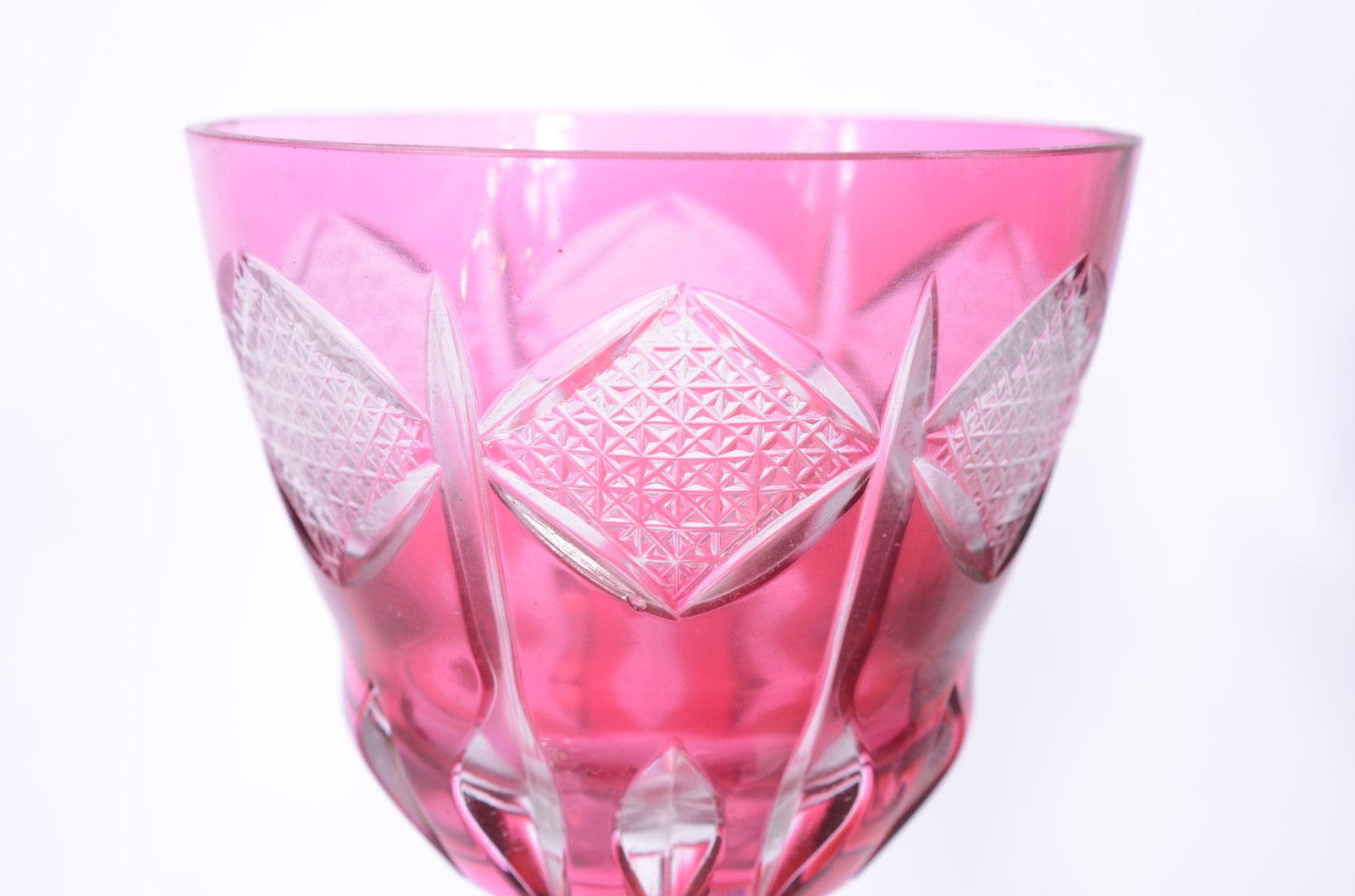 Quatro taças de cristal doublé lapidado em cores diversas. - foto 4 de 6