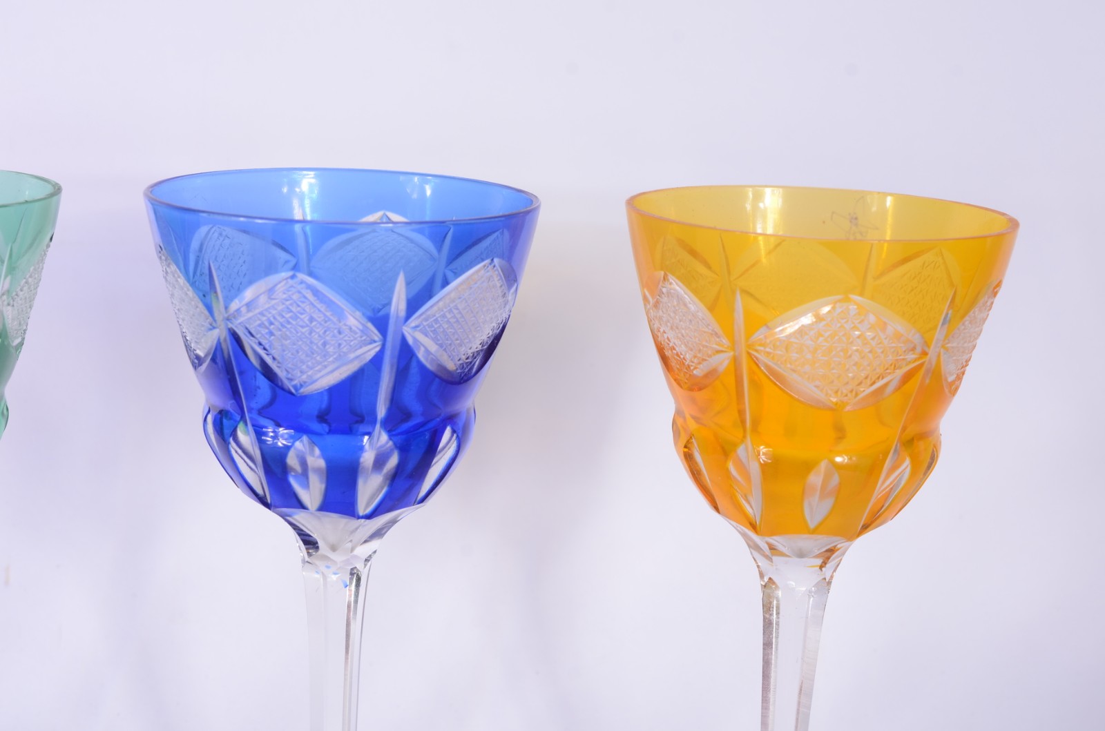Quatro taças de cristal doublé lapidado em cores diversas. - foto 5 de 6