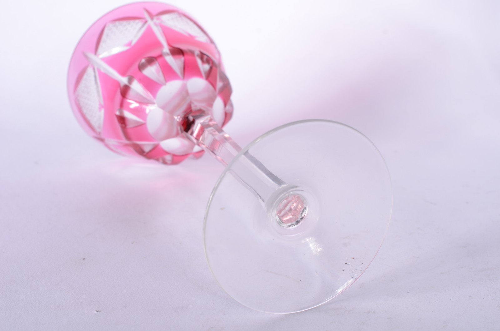 Quatro taças de cristal doublé lapidado em cores diversas. - foto 6 de 6