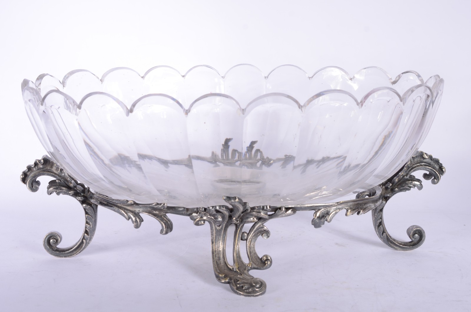 Fruteira com base de metal prateado com prato de cristal gomado. - foto 1 de 10