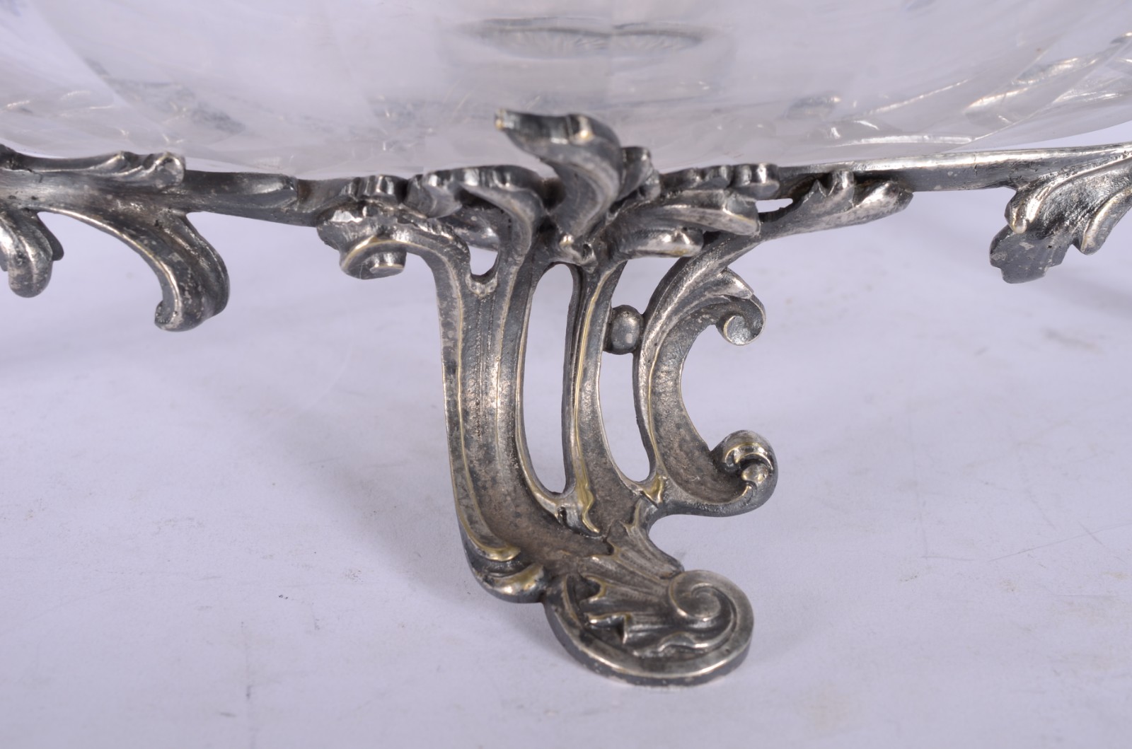 Fruteira com base de metal prateado com prato de cristal gomado. - foto 4 de 10