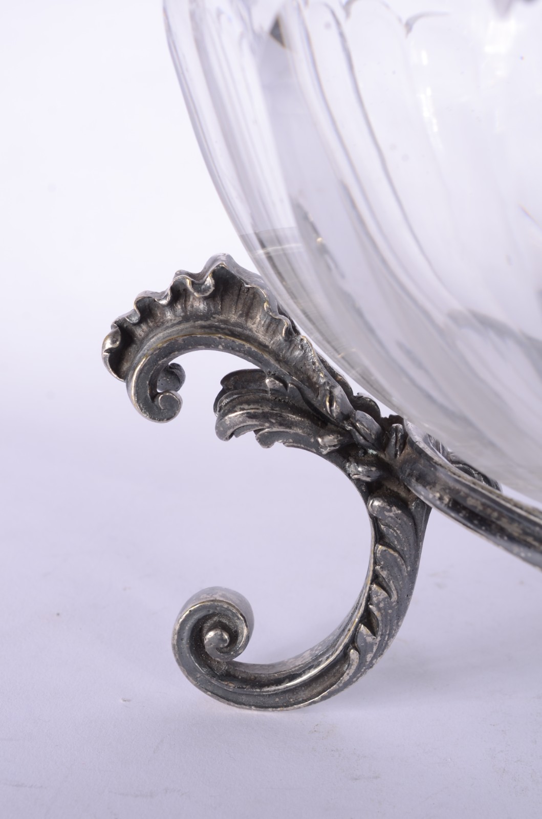 Fruteira com base de metal prateado com prato de cristal gomado. - foto 6 de 10