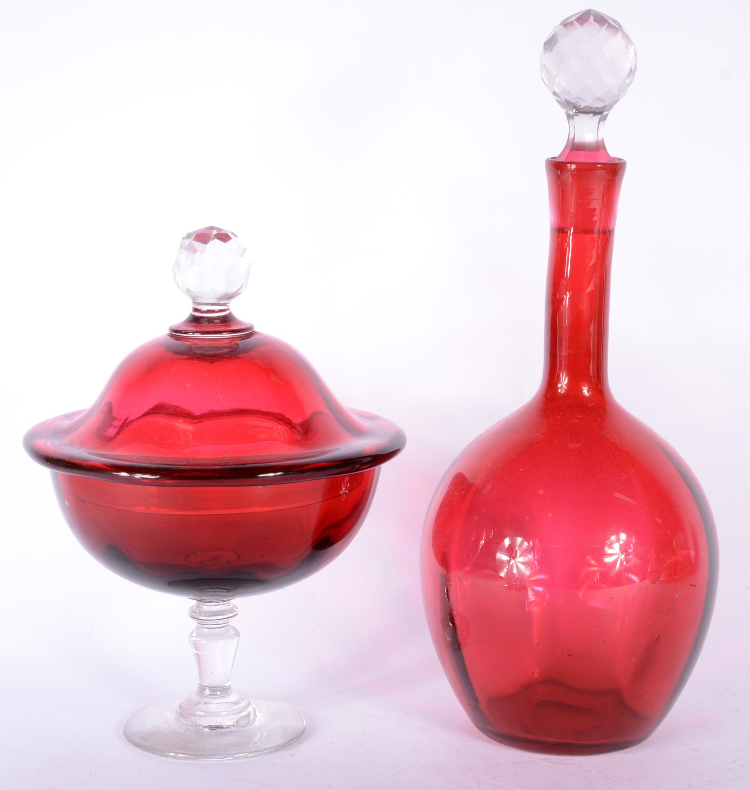 Duas peças, sendo: licoreira e compoteira de vidro vermelho... - foto 1 de 8